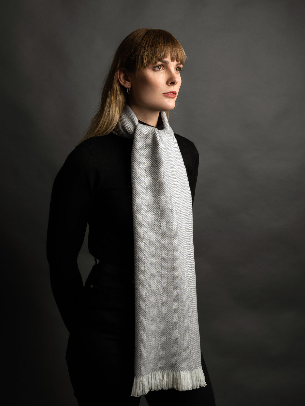 HERRINGBONE SCARF &lt;BR&gt; SILVER GREY
